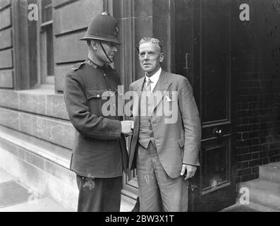 ' Marriage mender' si ritira dopo 40 anni. Dopo 40 anni di esperienza nei tribunali di polizia di Clerkenwell e Marylebone , Eli Heny Briggs , Clerk presso il Tribunale di polizia di Marylebone e mender of Marriages si è ritirato . Dieci anni fa , dice il signor Briggs , avevano solo 500 separazioni sui libri ora ci sono ben oltre 2 , 000 e la cifra sta rapidamente salire . L'età media per la separazione è di circa 35 a 40 anni. Il più grande nemico del matrimonio felice che crede è il gioco d'azzardo . Che i dattilisti e le ragazze del negozio si aspettano troppo dal matrimonio è un altro dei suoi pareri . Foto spettacoli , il signor Eli Henry Briggs salutando un po Foto Stock