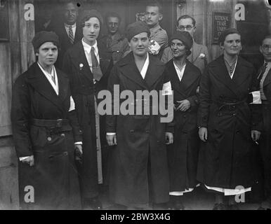 Le infermiere britanniche lasciano Londra per la guerra civile spagnola . Un'unità medica britannica, composta da sei donne e quattro chirurghi, ha lasciato Victoria Station , Londra , per la Spagna, dove allevieranno le sofferenze della guerra civile . L'unità dispone di 30 letti e due tavoli da lavoro . Foto spettacoli , infermieri attaccati all'unità fotografata prima della partenza . 23 agosto 1936 titolo originale da negativo Foto Stock