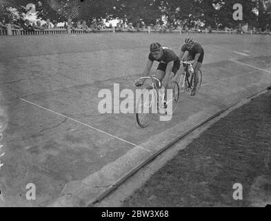 Il ciclista cinese compete per la prima volta a Herne Hill . Per la prima volta un ciclista cinese ha gareggiato sulla pista di Herne Hill , Londra , quando Howard Wing ha partecipato alla prova internazionale a 1000 metri alla riunione internazionale dell' Unione ciclistica delle contee meridionali . Spettacoli fotografici, Howard Wing tutti con George Crompton (Canada). 22 agosto 1936 titolo originale da negativo Foto Stock