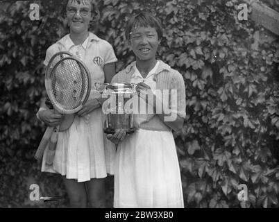 GEM Hoahing vince il titolo junior . GEM Hoahing , la ragazza cinese , ha battuto Miss R . Thomas 1 - 6 6 - 3 6 - 4 nella finale delle ragazze singole del British Junior Tennis Championships , Wimbledon . Foto : Gem Hoahing con la coppa dopo la sua vittoria . 12 settembre 1936 Foto Stock