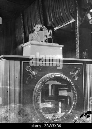 Dr. Goebbels compie violenti attacchi contro il bolscevismo al Congresso nazista . Un violento attacco contro il bolscevismo e gli ebrei è stato lanciato dal Dr. Joseph Goebbels Ministro tedesco della propaganda, quando ha parlato al congresso del partito nazista a Norimberga . [ lui ? ] Scongiurerebbe ogni tentativo di Mosca di fare propaganda bolscevista in Germania con metodi la cui spietatezza avrebbe addirittura sorpreso Mosca , ha dichiarato . Il bolscevismo è una follia patologica e criminale compiuta dagli ebrei come mezzo per isolare le nazioni civilizzate d'Europa . Dr. Goebbels asserito . Spettacoli fotografici : parla il dottor Goebbels Foto Stock