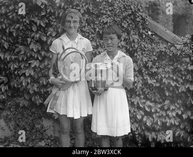 GEM Hoahing vince il titolo junior . GEM Hoahing , la ragazza cinese , ha battuto Miss R . Thomas 1 - 6 6 - 3 6 - 4 nella finale delle ragazze singole del British Junior Tennis Championships , Wimbledon . Spettacoli fotografici : Gem Hoahing e Miss R . Thomas dopo la loro partita . 12 settembre 1936 Foto Stock