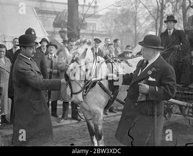 La parata annuale del Van Horse del lunedì di Pasqua si è tenuta nel Circolo interno, il Regent's Park. Foto mostra: Major G de Chair, (a sinistra) successore di servire Percy Laurie come capo della polizia montata, a giudicare le voci. 29 marzo 1937 Foto Stock