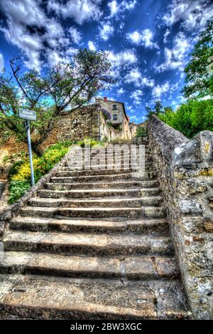 Città di Montreuil-Bellay, Francia. Veduta artistica di San Pietro (Escalier Saint-Pierre). Foto Stock