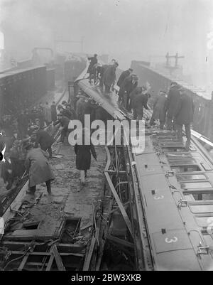 12 persone sono state uccise e quasi 50 feriti quando i treni elettrici hanno urtato a testa a Fourspan Bridge tra Queen's Road e Battersea Park Station. I pullman sono stati telescopici e rovesciati. Foto mostra: Una vista generale sulla scena del smash. Foto scattate pochi minuti dopo l'incidente. 2 aprile 1937 Foto Stock