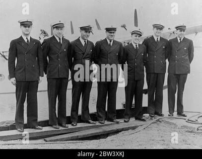 Per sfolgorare un nuovo percorso aereo lungo il percorso di 7000 miglia dalla California all'Australia, la nuovissima imbarcazione volante Sikorsky Clipper gigante ha lasciato Alameda, California, durante il suo volo attraverso l'Oceano Pacifico foto mostra l'equipaggio del Clipper aereo alla partenza da Alameda. Da sinistra - Ivan Parker (Pruser) ; William M Holsenbeck (ufficiale junior) ; Thomas R Runnels (radio) ; Victor Wright (ingegnere di volo) ; Harry A Canaday (navigatore) ; Frank Briggs (primo ufficiale) ; Capitano Edwin C Musick (Comandante). Marzo 1937 Foto Stock