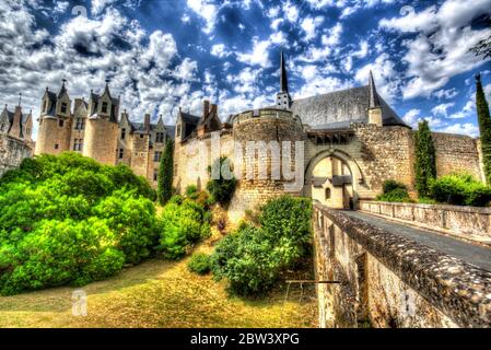 Città di Montreuil-Bellay, Francia. La storica Chateau Montreuil-Bellay, con la chiesa parrocchiale di Notre Dame a destra dell'immagine. Foto Stock