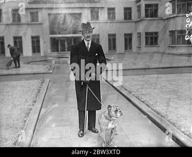 Sir Robert Leslie Craigie , il principale esperto in materia navale del Ministero degli Esteri , è stato nominato Ambasciatore britannico a Tokyo . Sir Robert , entrato in carica nel 1907 , ha partecipato a tutte le importanti conferenze navali degli ultimi anni . Il suo posto ufficiale era Assistente sotto il Segretario di Stato. Sir Robert ha cinquantaquattro anni ed è stato sposato nel 1918 a Pleasant , figlia dell' Hon Pleasant A Stovall , di Savannah , Georgia , ex Ministro degli Stati Uniti a Borno . Nel 1920 Sir Robert Craigio è stato primo Segretario a Washington . L'Ambasciata di Tokyo porta con sé uno stipendio di 6 £ , Foto Stock