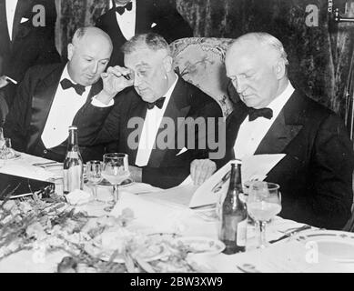 Il presidente Roosevelt esamina il menu . Il Presidente Franklin Rossevelt (centro) che sbirciava i suoi bicchieri al menu come il Postmaster generale James A Farley (sinistra) e il signor Joseph P Tumulty, segretario del defunto Presidente Wilson (destra) Ha frequentato la cena della vittoria democratica all'Hotel Mayflower a Washington . Gli ospiti della cena hanno pagato £ 20 ciascuno per il privilegio di partecipare. 15 marzo 1937 Foto Stock