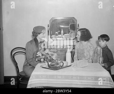 Duchessa di Gloucester apre nuovi appartamenti Stepney . La Duchessa di Gloucester aprì la Searle House Flats a Ocean Street , Stepney , costruita per famiglie di classe operaia da ex e presenti studiosi della St Paul' s Girls School , Londra . L'unica Scuola di Ragazze attivamente associata con schemi di alloggi , hanno già costruito due blocchi di appartamenti e hanno acquistato siti per cinque . Gli appartamenti sono costruiti per accogliere famiglie numerose con indennità sotto forma di sconti in affitto . Foto spettacoli , la Duchessa di Gloucester prendendo il tè con la signora H Hales e la sua figlia di 10 mesi, Margaret , dopo l'apertura il Foto Stock