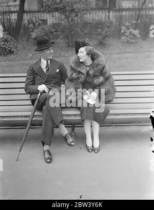 Lord e Lady Erroll di nuovo a Londra dal ranch del Kenya . Lord Errol , il Signore ereditario di Scozia High Constable , è Londra con Lady Erroll in una delle sue visite periodiche a Briziano dal Kenya . Lord Errol uscì in Kenya alcuni anni fa per vivere permanentemente sul suo ranch vicino al bellissimo lago Nivaska . In precedenza aveva fatto un brillante inizio nel Servizio diplomatico , fu nominato un addetto a Berlino quando aveva 19 anni , ma lo diede in favore della rancing . Foto spettacoli Lord and Lady Erroll fotografato in Embankment Gardens . 9 marzo 1937 Foto Stock