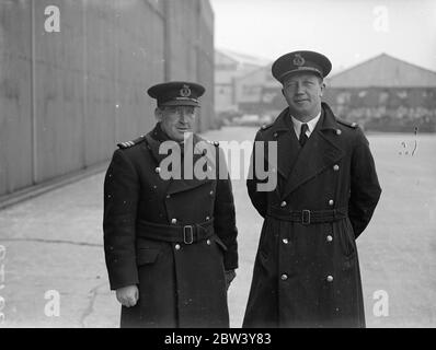 Capitano F. J. Bailey (a sinistra) e primo ufficiale S. G. Long di Imperial Airways [British Airways]. Capella Flying Boat 7 marzo 1937 Foto Stock