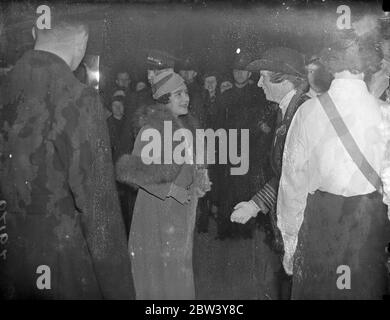 La regina Elisabetta assiste alla mostra di corporazioni femminili presso la Queens Hall. La Regina, Patrona delle Guide delle Ragazze, era presente alla mostra annuale tenutasi nella Queen's Hall di Londra. Foto: La regina Elisabetta [Elizabeth Bowes-Lyon, la regina madre] è stata ricevuta all'arrivo dalla signora Walter Elliot, moglie del Rt. Walter Elliot, Segretario di Stato per la Scozia. 7 marzo 1937 Foto Stock