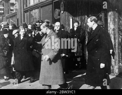 Duca di Kent con Duca di Windsor a Vienna. Arrivato da Monaco, il Duca di Kent ebbe un incontro con il fratello, il Duca di Windsor, a Vienna prima che entrambi partirono per il Castello di Enzesfeld, dove il Duca di Kent questo fatto un soggiorno di diversi giorni. I due Duchi fecero un giro della città e visitarono il Castello di Schoenbrunn. Spettacoli fotografici: Il Duca di Windsor [il re precedente Edoardo VIII] e il Duca di Kent [il principe Giorgio] riconoscendo il saluto degli spettatori mentre si sono dati in viaggio a Vienna. 25 febbraio 1937 Foto Stock