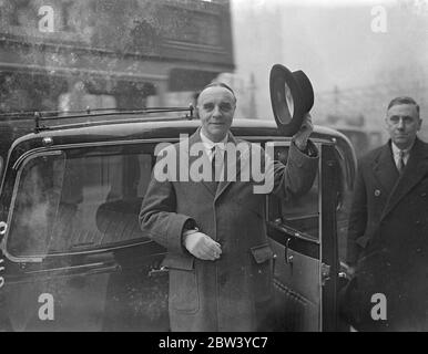 Sir Harold Webbe, leader delle riforme municipali, fa un tour di un giorno delle seggi elettorali delle divisioni LCC. Sir Harold Webbe, leader del Municipal Reform Party, ha partito dal suo quartier generale a Palace Chambers, Westminster, per un tour di un giorno di sondaggi delle divisioni LCC. Foto: Sir Harold Webbe che prende il cappello e H Armstrong (a destra) come sono il quartier generale della riforma Municipale, Palace Chambers, Westminster all'inizio del suo tour di un giorno di sondaggi. 4 marzo 1937 Foto Stock