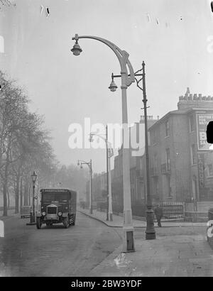 Nuove lampade per vecchi a Fulham. Nuovi standard di lampade intelligenti sono in fase di costruzione in New King's Road, Fulham, come parte del progetto del Ministro dei Trasporti per migliorare l'illuminazione stradale. Foto spettacoli: Una delle nuove lampade si trova in New King's Road con uno dei vecchi tipi sullo sfondo. 4 marzo 1937 Foto Stock