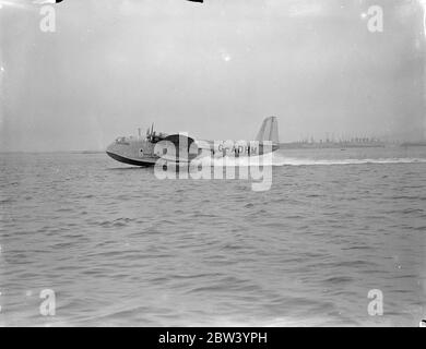 La prima imbarcazione atlantica arriva a Southampton dopo aver creato un nuovo record. Caledonia, prima delle navi di volo Imperial Airways che saranno equipaggiate per i voli sperimentali di prova atlantica a lungo raggio, è arrivata a Southampton dopo aver creato un nuovo record per gli aeromobili commerciali. Ha volato 1700 miglia non-stop, Alessandria a Marsiglia con mezza tonnellata di messaggi di Natale Impero. Il tempo impiegato è stato di 11 1/4 ore. La Caledonia ha ora concluso il primo volo a lungo raggio. Spettacoli fotografici: La Caledonian scivola sull'acqua a Southampton dopo il suo primo volo a lungo raggio. 22 dicembre 1936 Foto Stock