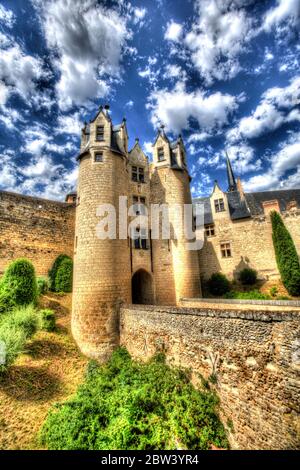 Città di Montreuil-Bellay, Francia. Vista artistica dello storico Chateau Montreuil-Bellay. Foto Stock