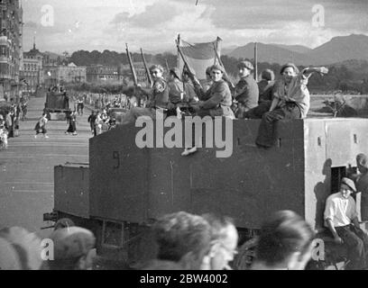 L'arrivo delle truppe nazionaliste a San SebastiÃ¡n / Donostia. Spettacoli fotografici: Truppe nazionaliste che sfilano attraverso la città in cima a un veicolo blindato. Settembre 1936 Foto Stock
