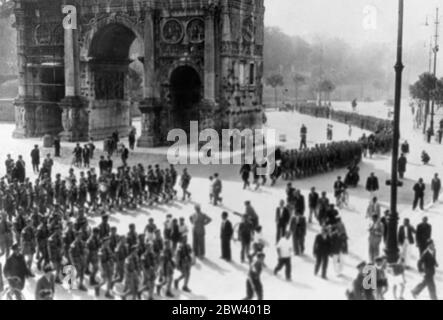1500 membri della gioventù tedesca Hitler visitano Roma . Dwarfed dal possente Arco di Costantino , 1 , 500 membri dell' organizzazione giovanile di Hitler della Germania , guidati dalla loro band , marciano la Via deillmpero durante la loro visita a Roma . 23 settembre 1936 Foto Stock