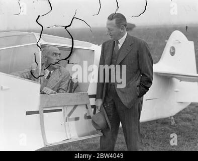 Major si prepara per la Johannesburg Air Race. Con meno di due settimane di gara, i leader britannici si stanno preparando all'aeroporto Gravesend, Kent, per la corsa aerea africana di Schlesinger a Johannesburg in connessione con la British Empire Exhibition. Ogni pilota ha diritto a cinque giorni per coprire il percorso di 6200 miglia da Portsmouth. Premi in gara totale Â£14,000 ed era stato presentato dal sig. I. R. Schlesinger, filantropo sudafricano. 14 delle macchine veloci britanniche sono state inserite e lasceranno Portsmouth il 29 settembre per il Sudafrica. Spettacoli fotografici: MR. Bert ? [ Len ? Foto Stock