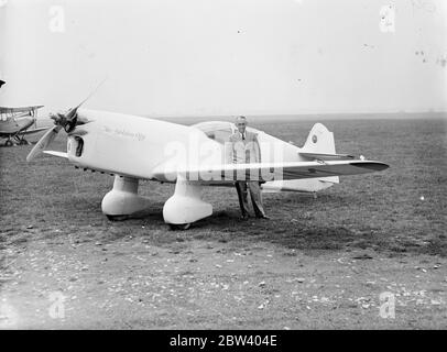 Major si prepara per la Johannesburg Air Race. Con meno di due settimane di gara, i leader britannici si stanno preparando all'aeroporto Gravesend, Kent, per la corsa aerea africana di Schlesinger a Johannesburg in connessione con la British Empire Exhibition. Ogni pilota ha diritto a cinque giorni per coprire il percorso di 6200 miglia da Portsmouth. Premi in gara totale Â£14,000 ed era stato presentato dal sig. I. R. Schlesinger, filantropo sudafricano. 14 delle macchine veloci britanniche sono state inserite e lasceranno Portsmouth il 29 settembre per il Sudafrica. Foto spettacoli: Major Miller con Foto Stock