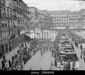 L'arrivo delle truppe nazionaliste a San SebastiÃ¡n / Donostia. Foto: Veduta generale delle truppe che marciano per la città. Settembre 1936 Foto Stock