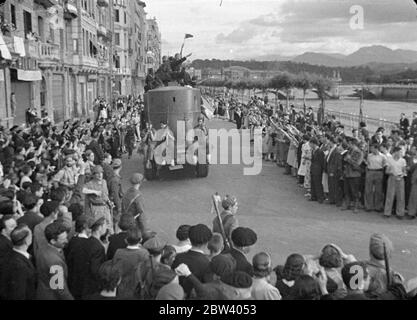 L'arrivo delle truppe nazionaliste a San SebastiÃ¡n / Donostia. Spettacoli fotografici: Le truppe su veicoli blindati vengono accolte con il saluto fascista da parte della folla. Settembre 1936 Foto Stock