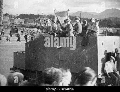 L'arrivo delle truppe nazionaliste a San SebastiÃ¡n / Donostia. Spettacoli fotografici: Truppe nazionaliste sfilano attraverso la città in cima a un veicolo blindato che sventola bandiera il 1936 settembre Foto Stock