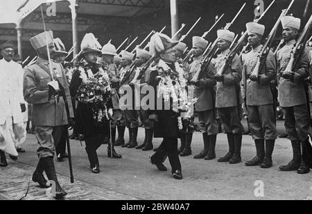 Delegazione nepalese in viaggio a Londra per conferire il titolo di incoronazione al Re . Una delegazione nepalese lasciò Bombay Londra per presentare al re Giorgio VI il titolo di' Rajanya' a nome del re del Nepal. Dopo aver presentato le insegne al re Giorgio , la delegazione parteciperà all'incoronazione . Spettacoli fotografici , comandando il generale Sir Kaiser Shumshere Jung Bahadur Rana , capo della delegazione nepalese , ispezionando una guardia d'onore speciale che gli era stata fornita quando arrivò a Bombay sulla strada per l'Inghilterra . 13 aprile 1937 Foto Stock