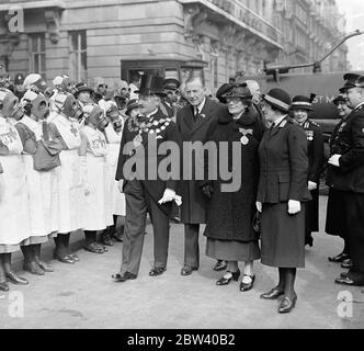 Squadra di decontaminazione di Sindaco ed esperti all'apertura della mostra anti Air raid di Londra . Una mostra di precauzioni Air RAID del Consiglio borough di St Marylebone è stata inaugurata presso la Duke' s Hall , Marylebone Road , Blyth area di St Marylebone , Consigliere R Stiles Allen . I dispositivi per la semplice protezione negli attacchi aerei sono in vista alla mostra e parlano di essere forniti da esperti . Mostre fotografiche , il sindaco di St Marylebone Assessitore R Stiles Allen , ispezionando la squadra di decontaminazione completamente attrezzata di St Marylebone .. 13 aprile 1937 Foto Stock