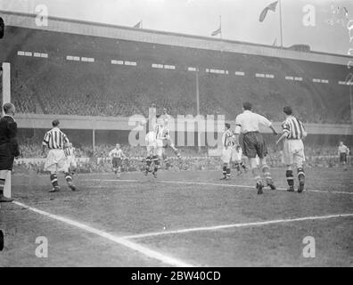 Adams si cancella da un angolo . Preston segna tre volte nella prima metà della Coppa semi finale . Segnando tre gol nella prima metà , Preston North End sta guidando West Bromwich Albion nella loro partita di Coppa semi-finale al campo Arsenal , Highbury , Londra . Spettacoli fotografici , Adams , portiere di West Bromwich Albion , pugni fuori da un angolo . 10 aprile 1937 Foto Stock