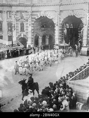 Enormi folle di mattina presto guardano le prove della processione di Coronazione. Una folla enorme ha nuovamente assistito alle prime prove della domenica mattina della processione di coronazione da Buckingham Palace all'Abbazia di Westminster. Spettacoli fotografici: Il reale Coach che attraversa l'Arco dell'Ammiragliato. 25 aprile 1937 Foto Stock