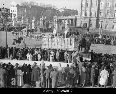 Enormi folle di mattina presto guardano le prove della processione di Coronazione. Una folla enorme ha nuovamente assistito alle prime prove della domenica mattina della processione di coronazione da Buckingham Palace all'Abbazia di Westminster. Spettacoli fotografici: Il Royal Coach che lascia Buckingham Palace. 25 aprile 1937 Foto Stock