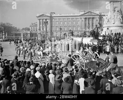 Enormi folle di mattina presto guardano le prove della processione di Coronazione. Una folla enorme ha nuovamente assistito alle prime prove della domenica mattina della processione di coronazione da Buckingham Palace all'Abbazia di Westminster. Spettacoli fotografici: Il Royal Coach al suo ritorno a Buckingham Palace. 25 aprile 1937 Foto Stock