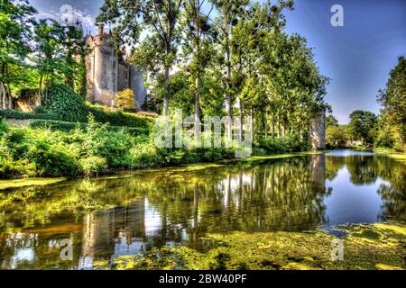 Città di Montreuil-Bellay, Francia. Vista artistica di le Thouet, con le torri e le guglie dello storico Chateau Montreuil-Bellay sullo sfondo. Foto Stock