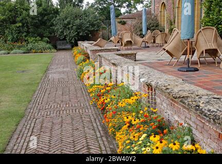 Tavoli e sedie su un patio fuori da una casa di campagna inglese. Foto Stock