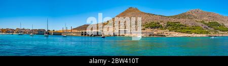 Vista del porto di Favignana pieno di imbarcazioni di pesca artigianale con Forte Santa Caterina in background, Isole Egadi, Sicilia, Italia Foto Stock