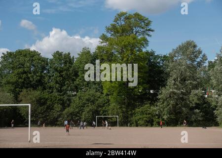 Persone che si riunirono a Tooting Common il 24 maggio 2020 durante il Coronavirus Lockdown a Londra Sud nel Regno Unito. Foto di Sam Mellish Foto Stock