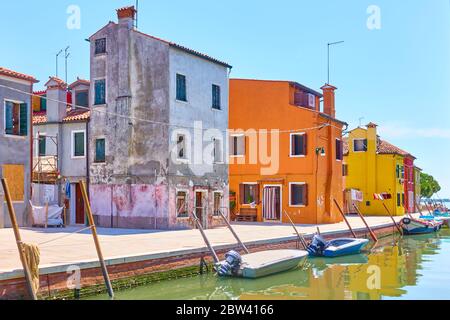 Canale con barche e case colorate sull'isola di Burano in estate soleggiato giorno, Venezia, Italia Foto Stock