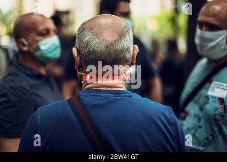 Barcellona, Spagna. 29 maggio 2020. I lavoratori della Nissan si riuniscono e discutono davanti ad un concessionario autorizzato mentre protestano contro la chiusura dello stabilimento di Barcellona, che costerà circa 2800 posti di lavoro diretti a metà della crisi del coronavirus. Credit: Attias Oesterle/Alamy Live News Foto Stock