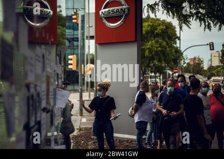 Barcellona, Spagna. 29 maggio 2020. I lavoratori della Nissan si riuniscono e discutono davanti ad un concessionario autorizzato mentre protestano contro la chiusura dello stabilimento di Barcellona, che costerà circa 2800 posti di lavoro diretti a metà della crisi del coronavirus. Credit: Attias Oesterle/Alamy Live News Foto Stock