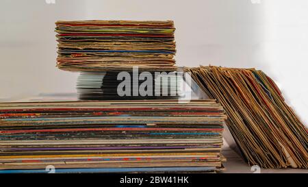 pila di dischi in vinile da 45 e 33 giri/min disposti in una pila verticale. I dischi sono dotati di coperchi utilizzati in condizioni di scarsa usura Foto Stock