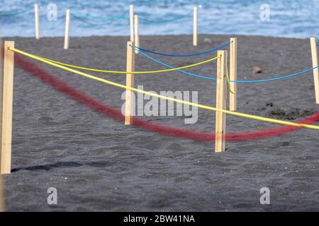 Spiaggia sezionato in aree per separare le persone di due metri, regole di distanza sociale, fase due de-escalation del Covid 19, coronavirus stato di em Foto Stock