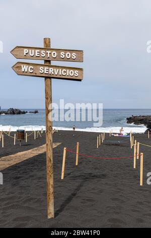 WC segno sulla spiaggia sezionato in aree per separare la gente da due metri, regole di allontanamento sociale, fase due de-escalation del Covid 19, coronavirus Foto Stock