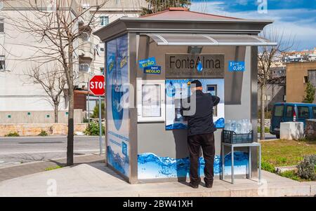 Martina Franca, Italia - 1 marzo 2016: Citizen riempie le bottiglie del distributore automatico di acqua di una società privata Foto Stock