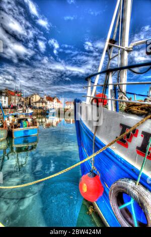 Villaggio di Pittenweem, Scozia. Vista artistica del porto di Pittenweem, con barche da pesca ormeggiate in primo piano. Foto Stock