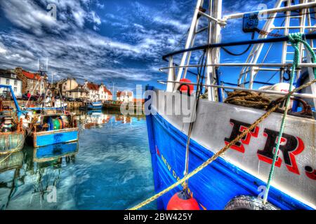 Villaggio di Pittenweem, Scozia. Vista artistica del porto di Pittenweem, con barche da pesca ormeggiate in primo piano. Foto Stock