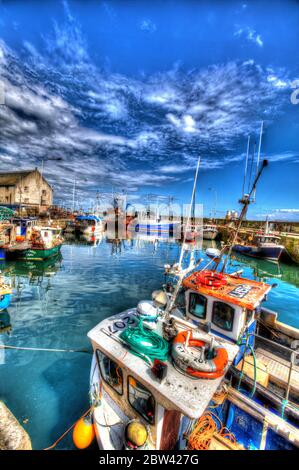 Villaggio di Pittenweem, Scozia. Vista artistica del porto di Pittenweem, con barche da pesca ormeggiate in primo piano. Foto Stock