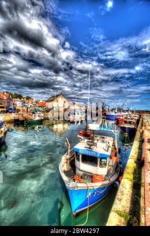 Villaggio di Pittenweem, Scozia. Vista artistica del porto di Pittenweem, con barche da pesca ormeggiate in primo piano. Foto Stock